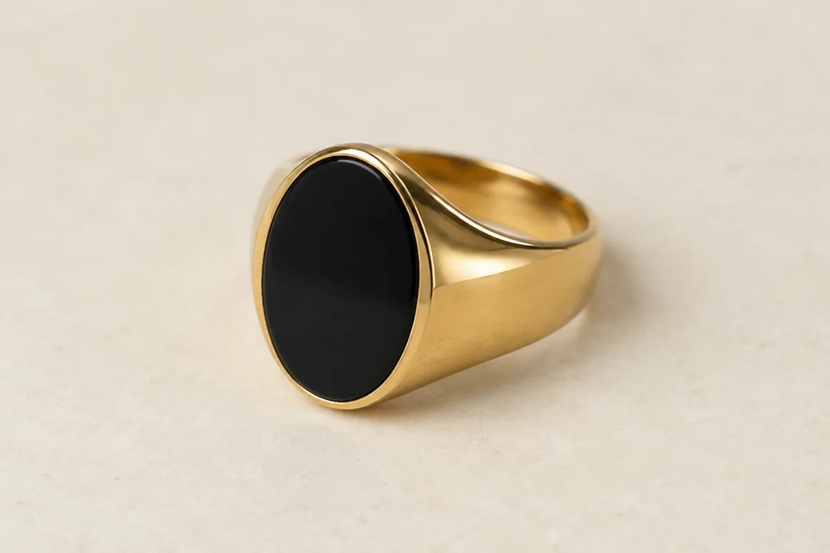 Goldener Herrensiegelring mit glatter schwarzer Onyxplatte