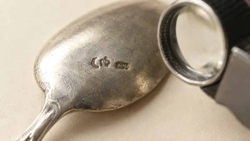 Halbmond und Krone neben der Feingehaltszahl