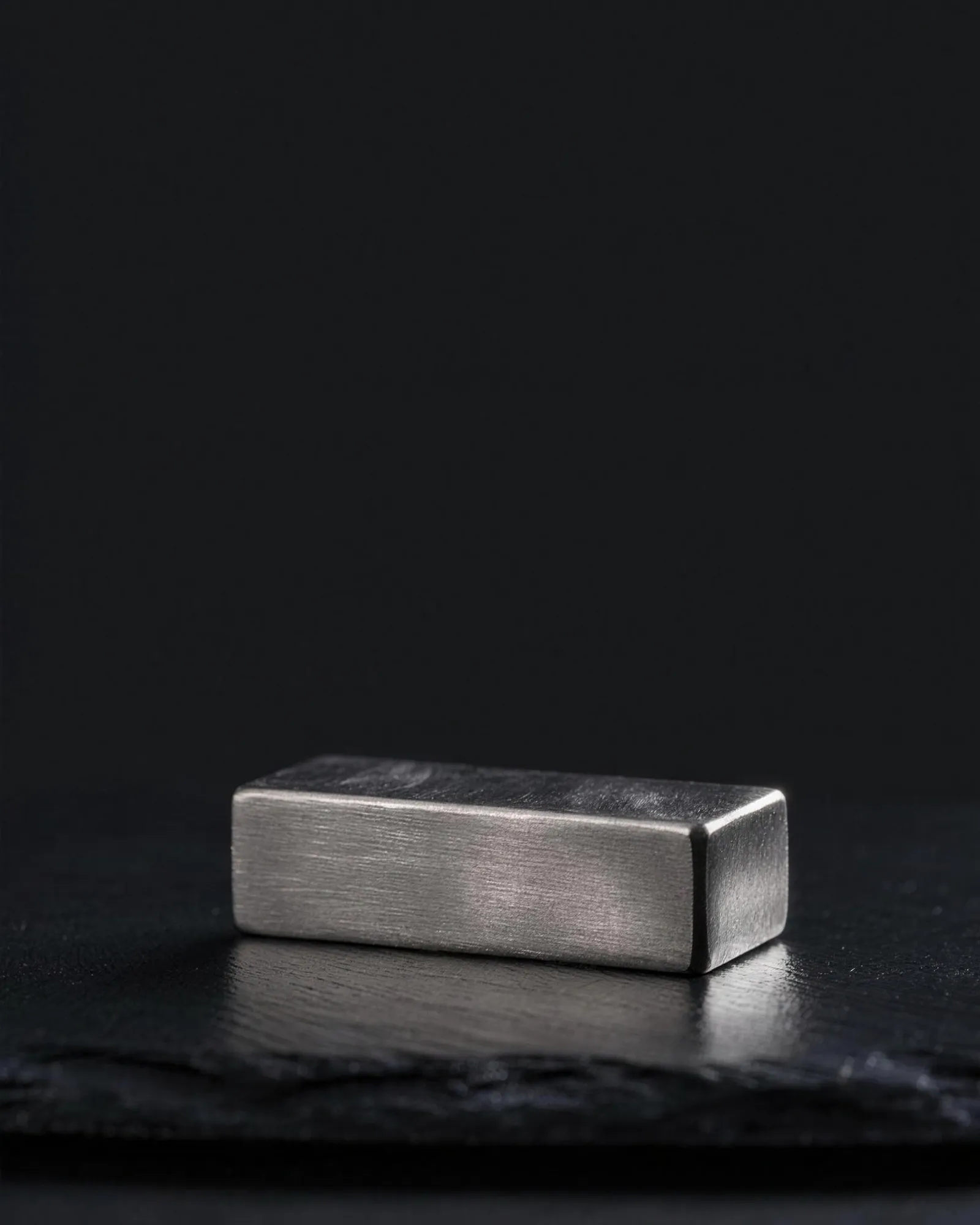 Platinbarren auf dunklem Schiefer